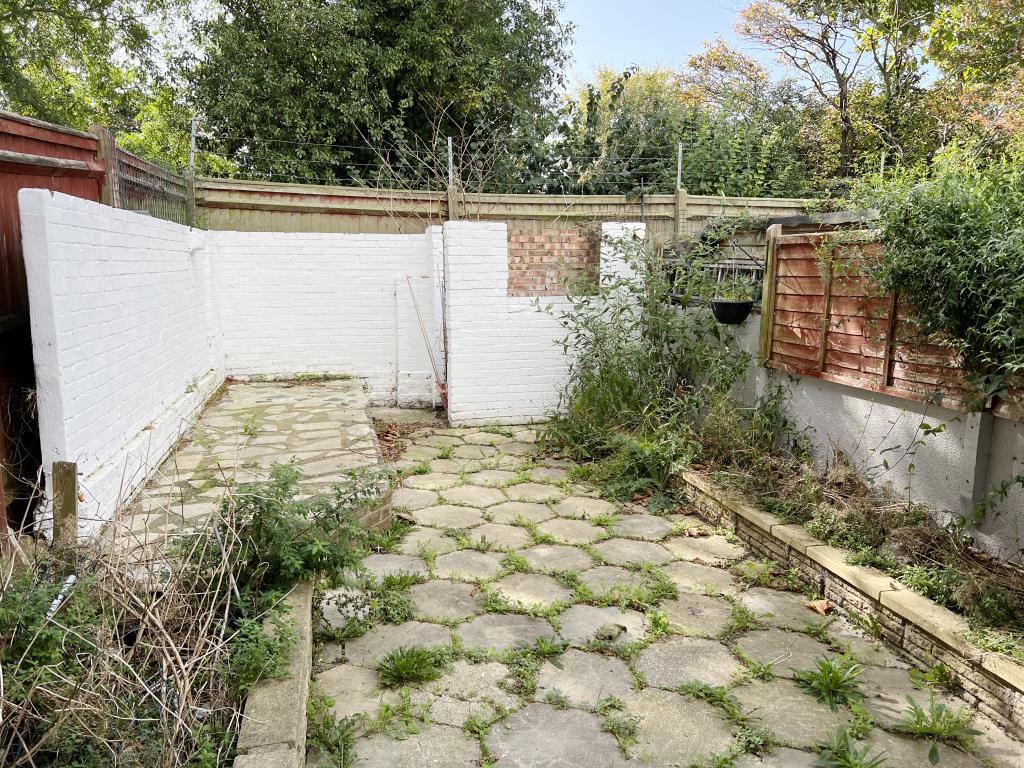 Lot: 81 - END-TERRACE HOUSE FOR INVESTMENT OR OCCUPATION - Paved garden with wall and fence boundaries